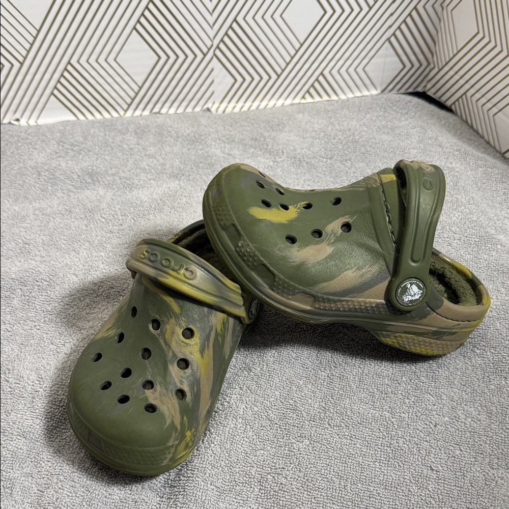 CROCS Kids shoes size 8 9 toddler size lined slip on‎ - Green Yellow Camouflage